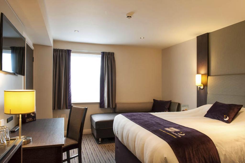 Premier Inn London Greenford 客房 照片