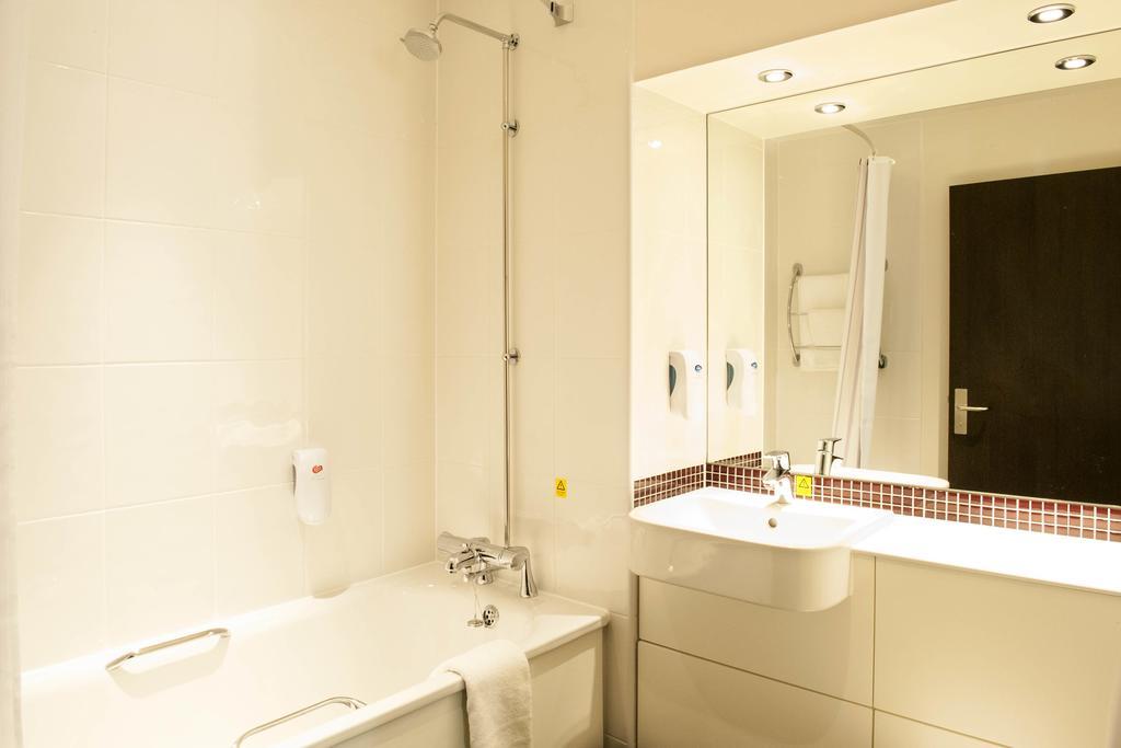 Premier Inn London Greenford 客房 照片